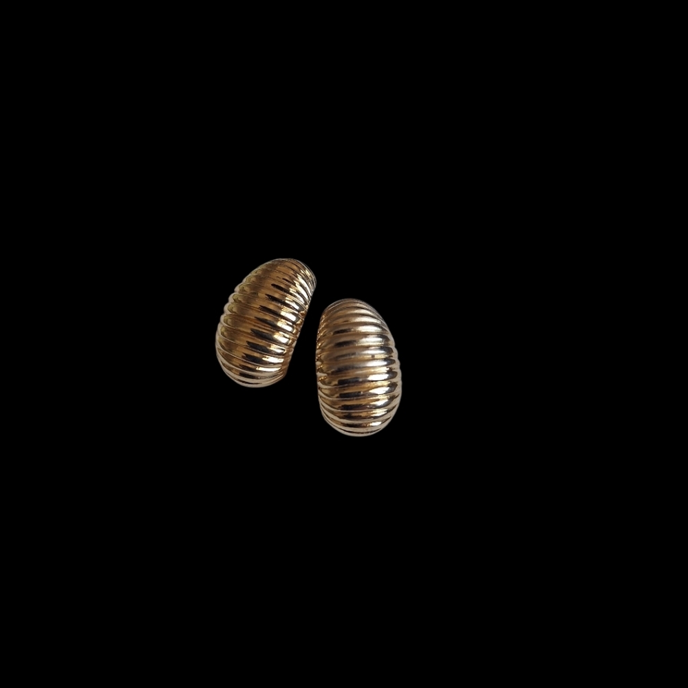 Elegant Gold-Toned Ribbed Earrings - Vintage-